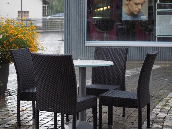 wiciker-patio-chairs-in-rain